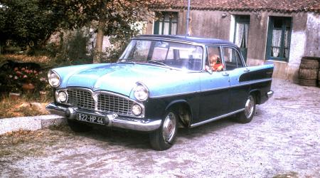 Voiture de collection « Simca Chambord »