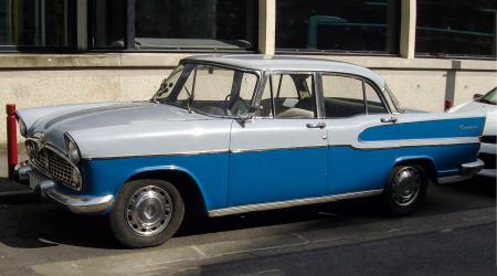 Voiture de collection « Simca Chambord »