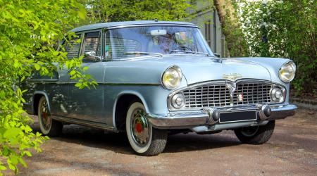 Voiture de collection « Simca Chambord »