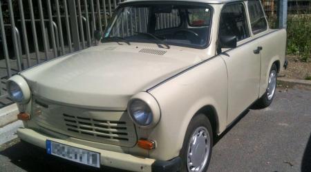 Voiture de collection « Trabant beige vue de 3/4 avant gauche »