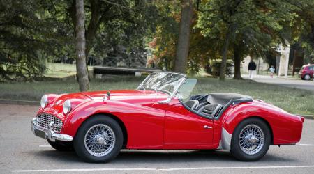 Triumph TR3 rouge vue de côté