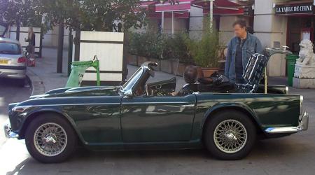 Voiture de collection « Triumph TR4 verte vue du côté gauche »