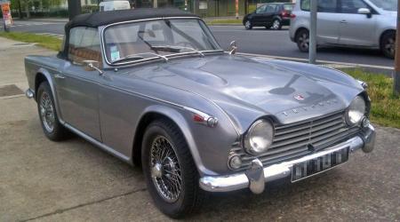 Triumph TR4A IRS grise vue de 3/4 avant droit