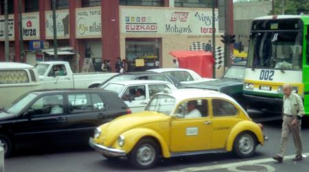 Voiture de collection « Une petite cox jaune taxi au Mexique pour le jour des titines à l'étranger »