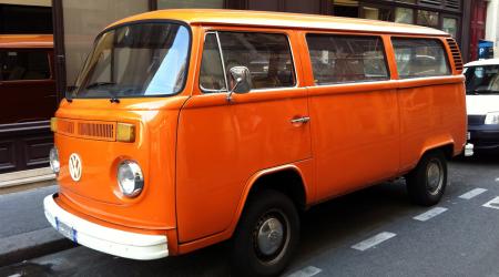 Voiture de collection « Combi Volkswagen bay window orange »