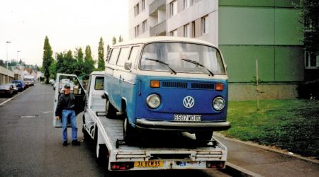 Voiture de collection « Combi Volkswagen bleu et blanc sur un plateau »