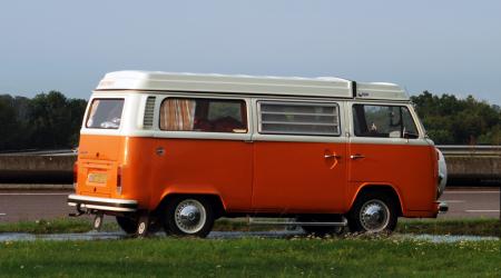 Combi Volkswagen bay window Westfalia bi-ton orange et blanc