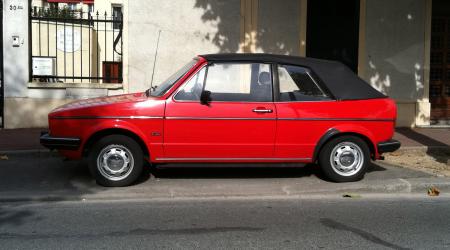 Voiture de collection « Volkswagen Golf Série 1 cabriolet rouge »