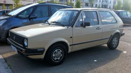 Voiture de collection « Volkswagen Golf Série 2 beige 3 portes »