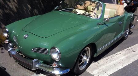 Voiture de collection « Volkswagen Karmann Ghia Cabriolet verte »