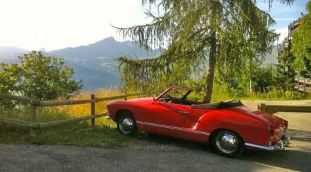 Volkswagen Karmann Ghia Cabriolet rouge à la montagne !