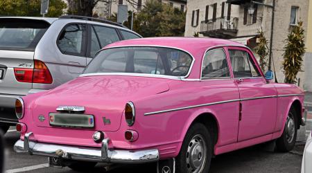 Voiture de collection « Volvo 121 Rose »