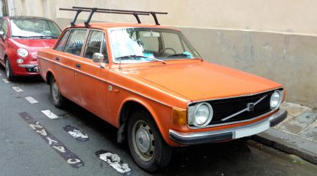 Voiture de collection « Volvo 144 orange »