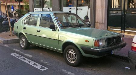 Voiture de collection « Volvo 345 GL verte vue de 3/4 avant droit »