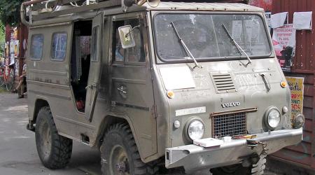 Voiture de collection « Volvo militaire camping-car Hippies »