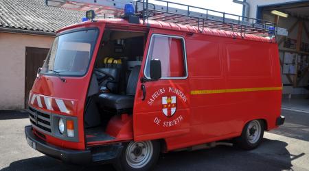 Voiture de collection « Peugeot J9 de la section de Srueth - Haut Rhin »