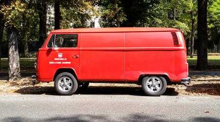 Voiture de collection « Combi Volkswagen T2B Tôlé »