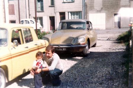 Voiture de collection « Citroën DS, Renault 8 et 2CV »