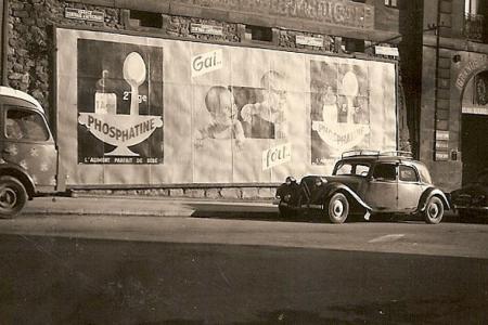 Voiture de collection « Citroën Traction noire à l'époque avec publicité Phosphatine pour Bébé 2ème âge »