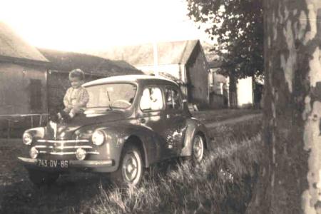 Voiture de collection « Renault 4cv avec Gilbert R. assis sur le capot »