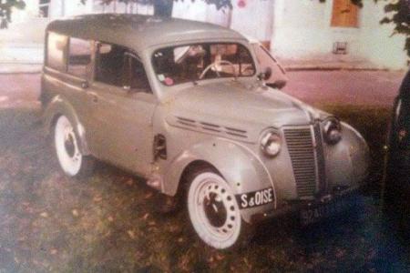 Voiture de collection « Renault Juvaquatre »