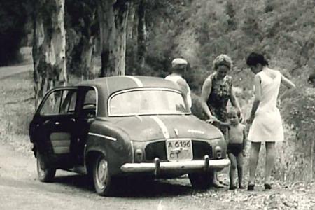 Voiture de collection « Renault Ondine en Kabylie »