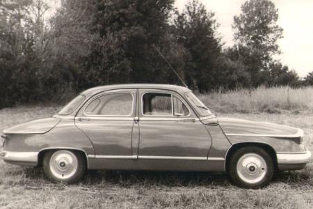 Voiture de collection « Panhard PL17 avant et après »