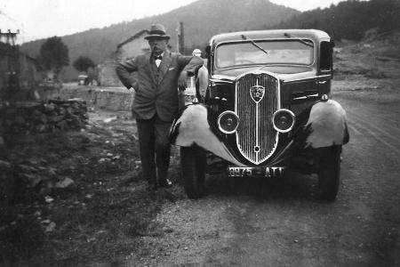 Voiture de collection « Peugeot 202 avec tonton Bastide qui pose fièrement »