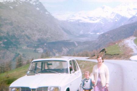 Voiture de collection « Renault 16 de famille à la montagne »