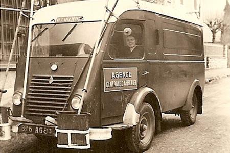 Voiture de collection « Renault Goélette - Agence centrale d'affichage »