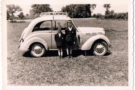 Voiture de collection « Renault Juva 4 Coach »