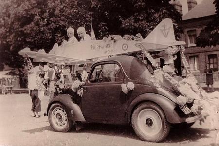 Voiture de collection « Simca 5 et avion »