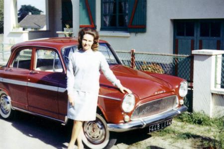 Voiture de collection « Simca Aronde bordeaux avec madame »