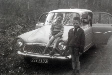 Voiture de collection « 2 petits enfants fiers devant la Simca Aronde P60 de leur grand père, VRP courageux des années 60... »