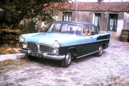 Voiture de collection « Simca Chambord »