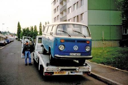 Voiture de collection « Combi Volkswagen bleu et blanc sur un plateau »